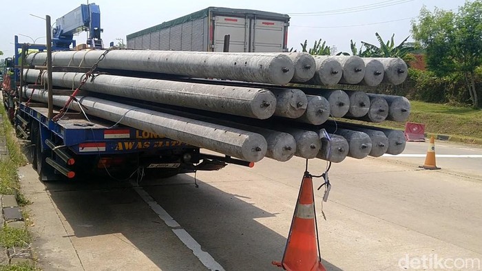 Truk yang terlibat kecelakaan dengan mobil Kapolres Boyolali di Tol Batang, Selasa (1/10/2024).