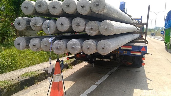 Truk yang terlibat kecelakaan dengan mobil Kapolres Boyolali di Tol Batang, Selasa (1/10/2024).