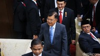 Jusuf Kalla juga hadir dalam pelantikan anggota MPR/DPR/DPD.  