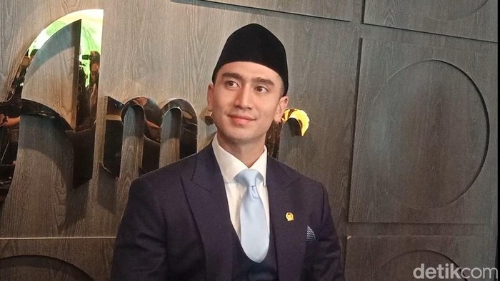 Verrell Bramasta seusai dilantik jadi anggota dewan.