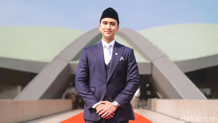 Verrell Bramasta seusai dilantik jadi anggota dewan.
