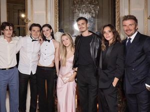 Harper Beckham Pakai Gaun Tipis Tanpa Lengan, Dinilai Tak Pantas Untuk Usia 13