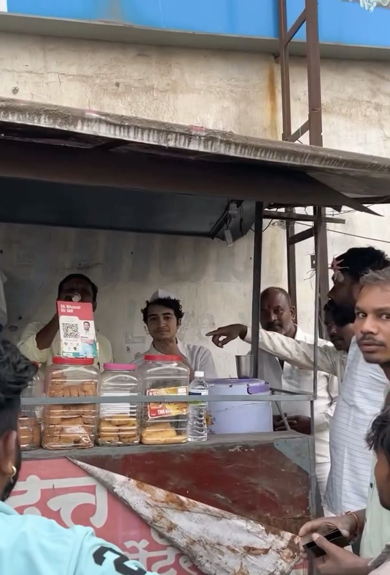 Vlogger Jualan Teh di Pinggir Jalan, Kaget Lihat Cuannya