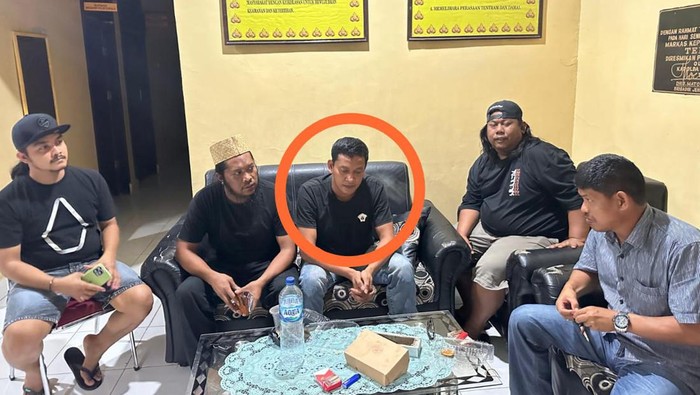 Pengemudi mobil bernama Erwin (45) di Kabupaten Wajo, Sulawesi Selatan (Sulsel) yang mengamuk lantaran ditolak mengisi bahan bakar minyak (BBM) di SPBU karena tidak memiliki QR Code ditangkap