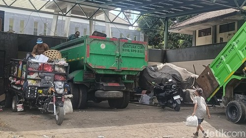Warga membuang sampah di TPS Pasar Kreneng, Denpasar, Selasa (1/10/2024).