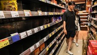 Sejumlah rak makanan tampak kosong saat warga serbu supermarket. Dikategorikan sebagai topan berkekuatan sedang, topan tersebut diperkirakan akan menghantam kota pelabuhan utama Kaohsiung pada Rabu dini hari.