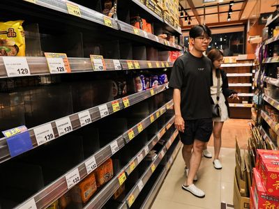 Warga Taiwan Serbu Swalayan Bersiap Hadapi Topan Krathon