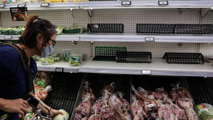 People buy food at a supermarket as Typhoon Krathon which is expected to intensify and make an unusual landfall on Taiwan's densely populated west coast in the early hours of Wednesday in Taipei, Taiwan September 30, 2024. REUTERS/Ann Wang