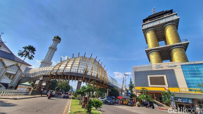Wisatawan saat memberi makan rusa di Taman Uncal Pemkab Bandung