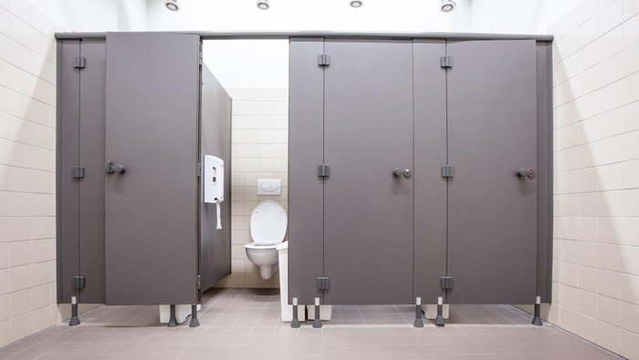 In an public building are womans toilets whit black doors