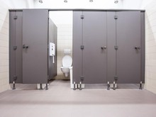 5 Alasan Pintu Toilet Umum Dibuat Bercelah di Bagian Bawah