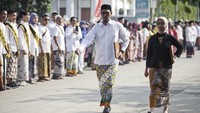 Selanjutnya, di Museum Batik, Kota Pekalongan, Jawa Tengah, sejumlah warga mengenakan batik untuk mengikuti upacara Hari Batik Nasional, Rabu (2/10/2024). Upacara peringatan Hari Batik Nasional 2024 dengan menggunakan batik dan kebaya yang diikuti Aparatur Sipil Negara (ASN), pelaku UMKM Batik dan pelajar tersebut untuk mejaga kelestarian batik dansebagai upaya menggerakan roda perekonomian dari sektor batik. ANTARA FOTO/Harviyan Perdana Putra.