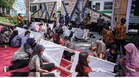 Di Museum Radya Pustaka, Solo, Jawa Tengah, sejumlah mahasiswa membatik dengan canting saat mengikuti acara Belajar Membatik Dengan Ceria, Rabu (2/10/2024). Acara tersebut digelar dalam rangka peringatan Hari Batik Nasional sekaligus upaya mengenalkan kembali batik kepada generasi muda sebagai seni dan warisan budaya Indonesia yang telah diakui UNESCO sebagai warisan budaya takbenda atau Intangible Cultural Heritage. ANTARA FOTO/Mohammad Ayudha.