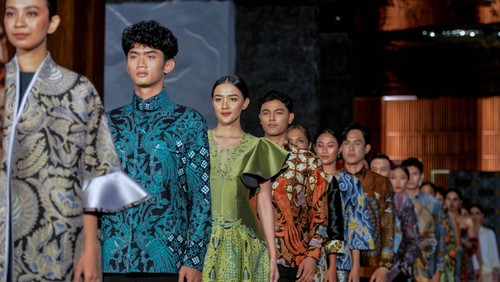 Model memperagakan busana batik di kawasan Sanur, Denpasar, Bali, Selasa (1/10/2024). Peragaan busana tersebut dalam rangka mengapresiasi karya-karya kreasi busana desainer yang menggunakan bahan kain batik dan sekaligus memperingati Hari Batik Nasional 2024. ANTARA FOTO/Fikri Yusuf/agr *** Local Caption ***