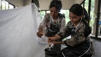 Dua pelajar praktik melukis batik tulis di Museum Batik Indonesia, Taman Mini Indonesia Indah (TMII), Jakarta, Rabu (2/10/2024). Museum Batik Indonesia mengadakan berbagai kegiatan seperti belajar membatik dan membuka kunjungan ke museum itu yang bertujuan untuk memberikan wawasan tentang batik dan melestarikan batik dalam rangka memperingati Hari Batik Nasional 2024. ANTARA FOTO/Asprilla Dwi Adha.