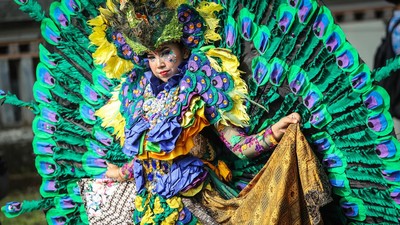 9 Momen Menarik Peringatan Hari Batik Nasional di Tanah Air