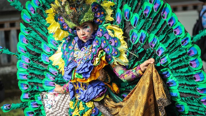 9 Momen Menarik Peringatan Hari Batik Nasional di Tanah Air Peserta mengenakan kostum batik saat mengikuti kirab budaya Hari Batik Nasional di Taman Mini Indonesia Indah (TMII), Jakarta, Rabu (2/10/2024). Museum Batik Indonesia memperingati Hari Batik Nasional dengan tema βBatik Budaya Berkelanjutanβ yang bertujuan untuk meningkatkan apresiasi masyarakat terhadap batik sebagai warisan budaya. ANTARA FOTO/Asprilla Dwi Adha/wpa.