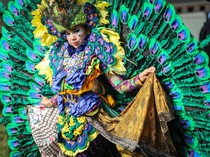 9 Momen Menarik Peringatan Hari Batik Nasional di Tanah Air