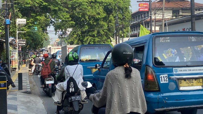 Ada Proyek Revitalisasi Trotoar, Lalin Jl Akses UI Depok Arah Jakarta Macet