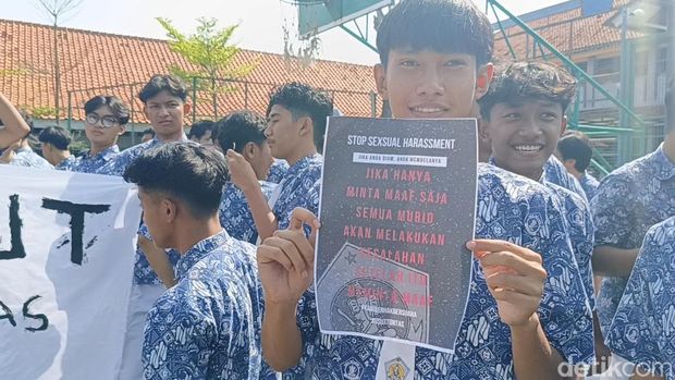 Aksi demo pelajar SMN 3 Kota Pekalongan, Rabu (2/10/2024).