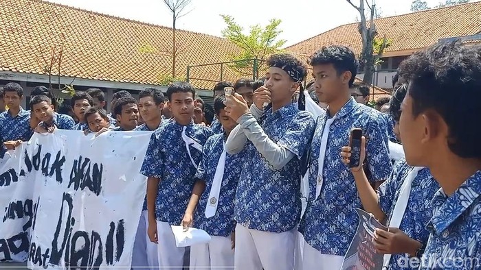 Aksi demo pelajar SMN 3 Kota Pekalongan, Rabu (2/10/2024).