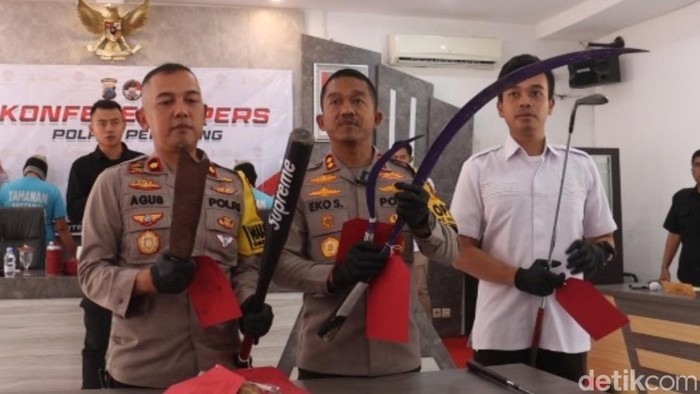 Aksi tawuran antar kelompok remaja dengan membawa senjata tajam (sajam) kembali viral di sosial media. Tawuran pelajar yang terekam kamera CCTV itu terjadi di Jalur Pantura Comal, Pemalang.