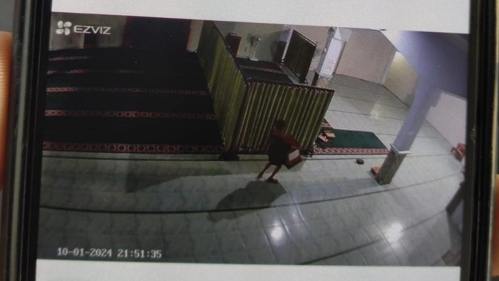 Anak 12 tahun di Kota Pasuruan terekam CCTV mencuri kotak amal di masjid