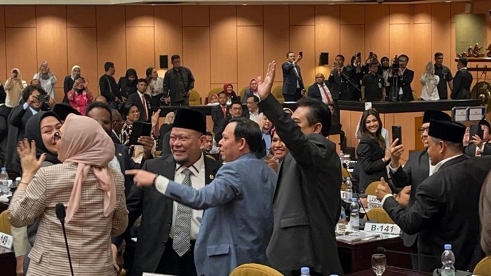 Anggota DPD La Nyalla Mattalitti pun memeluk Sultan Najamudin.