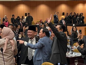 Momen La Nyalla Peluk Sultan Najamudin Saat Kalah Voting Ketua DPD