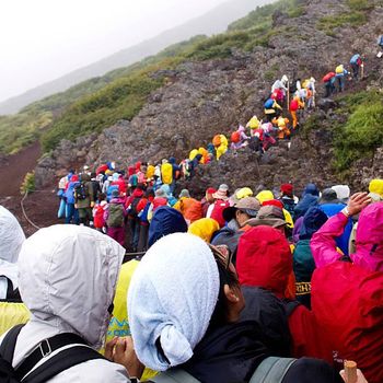 High season di Gunung Fuji, gunung tertinggi di Jepang. Orang-orang mengantri untuk menuju puncak Gunung Fuji.