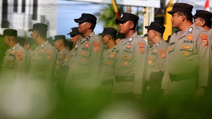 Personel kepolisian Polres Aceh Barat meneriakkan yel yel saat mengikuti apel pengecekan kesiapan pasukan pengamanan Tempat Pemungutan Suara (TPS) pada Pemilihan Kepala Daerah (Pilkada) 2024 di halaman Mapolres Aceh Barat, Aceh, Rabu (2/10/2024). Apel pengecekan kesiapan pasukan tersebut untuk memastikan kesiapan personel kepolisian dalam mengawal dan mengamankan pelaksanaan Pilkada 2024 pada 27 November mendatang. ANTARA FOTO/Syifa Yulinnas/wpa.