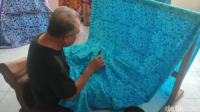 Armada Mandala Simafera saat membuat motif batik durian khas Lubuklinggau.