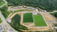 Sebagai informasi, di Pusat Pelatihan PSSI di IKN sebelumnya sudah dibangun 2 asrama yang didukung oleh FIFA. Selanjutnya, Kementerian PUPR dan PSSI juga membangun 2 asrama yang bersebelahan dengan asrama yang sudah ada. Di depan asrama sudah ada 2 lapangan bola untuk latihan, embung, dan akan dibangun jogging track. Foto: Ristyan Mega Putra/ Pranata Humas Ahli Muda Direktorat Jenderal Perumahan Kementerian PUPR