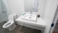 Ini merupakan bagian kamar mandinya, sudah lengkap dengan shower, toilet, dan wastafel. Foto: Ristyan Mega Putra/ Pranata Humas Ahli Muda Direktorat Jenderal Perumahan Kementerian PUPR