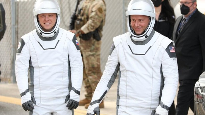 Astronaut menjemput rekannya yang terdampar di ruang angkasa.