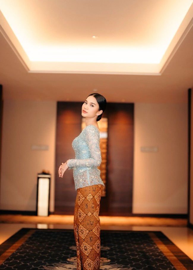 Kebaya yang dikenakannya itu juga tampak membuat lekuk tubuh Zize jelas terlihat. Berpose dari samping, tubuh langsing Zize tak kalah curi atensi. Foto: Instagram/@azizahsalsha_