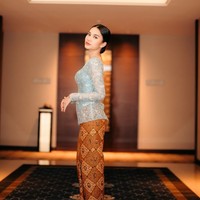 Kebaya yang dikenakannya itu juga tampak membuat lekuk tubuh Zize jelas terlihat. Berpose dari samping, tubuh langsing Zize tak kalah curi atensi. Foto: Instagram/@azizahsalsha_