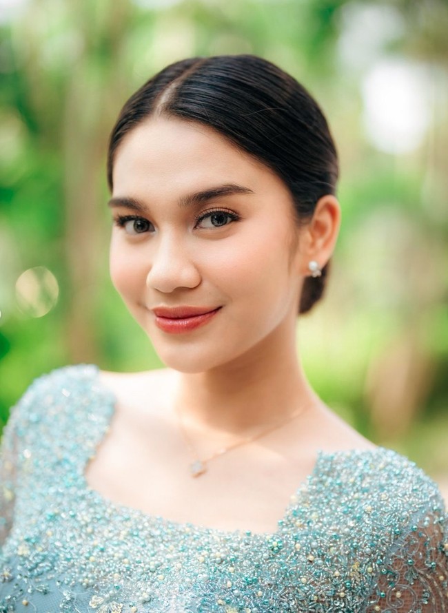 Mempercantik penampilannya, Zize juga merias wajahnya mengenakan riasan natural glam look. Dengan eyeliner tipis dan lipstik berwarna merah membuat penampilannya terlihat semakin fresh.  Foto: Instagram/@azizahsalsha_