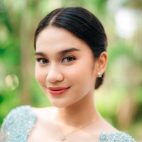 Mempercantik penampilannya, Zize juga merias wajahnya mengenakan riasan natural glam look. Dengan eyeliner tipis dan lipstik berwarna merah membuat penampilannya terlihat semakin fresh.  Foto: Instagram/@azizahsalsha_