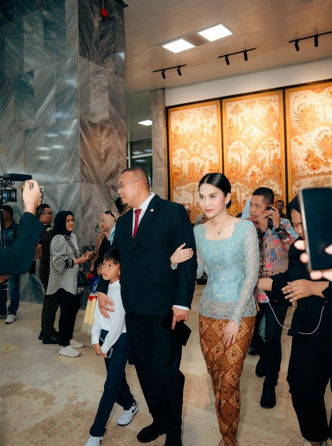 Wanita 21 tahun itu tampil cantik dan anggun dalam balutan kebaya berwarna biru aqua. Kebaya tersebut dipadukannya dengan rok lilit batik berwarna coklat. Foto: Instagram/@azizahsalsha_