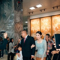 Wanita 21 tahun itu tampil cantik dan anggun dalam balutan kebaya berwarna biru aqua. Kebaya tersebut dipadukannya dengan rok lilit batik berwarna coklat. Foto: Instagram/@azizahsalsha_