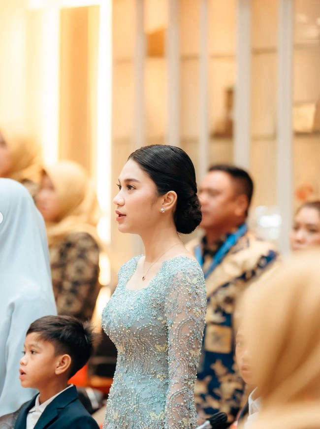 Kebaya full payet berpotongan square neck itu juga dipadukan dengan beberapa aksesori yang membuat penampilannya kian menawan. Seperti sepasang anting dan kalung bermodel simpel. Foto: Instagram/@azizahsalsha_