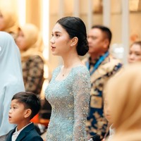 Kebaya full payet berpotongan square neck itu juga dipadukan dengan beberapa aksesori yang membuat penampilannya kian menawan. Seperti sepasang anting dan kalung bermodel simpel. Foto: Instagram/@azizahsalsha_