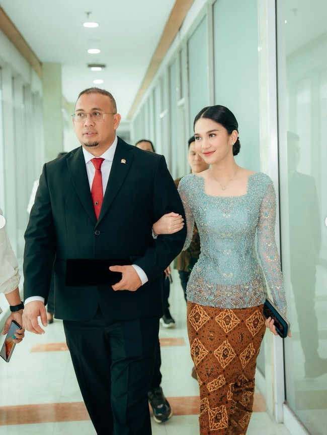 Azizah Salsha kembali mencuri atensi melalui penampilannya kala menemani sang ayah, Andre Rosiade yang kembali dilantik menjadi anggota DPR. Wanita yang akrab disapa Zize itu tampak setia menggandeng dan mengikuti kemana ayahnya pergi. Foto: Instagram/@azizahsalsha_