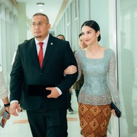 Azizah Salsha kembali mencuri atensi melalui penampilannya kala menemani sang ayah, Andre Rosiade yang kembali dilantik menjadi anggota DPR. Wanita yang akrab disapa Zize itu tampak setia menggandeng dan mengikuti kemana ayahnya pergi. Foto: Instagram/@azizahsalsha_