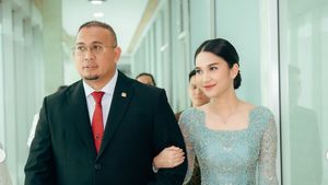 8 Pesona Azizah Salsha Berkebaya Biru Dampingi Ayah di Pelantikan Anggota DPR