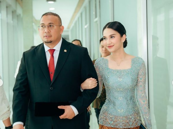 8 Pesona Azizah Salsha Berkebaya Biru Dampingi Ayah di Pelantikan Anggota DPR