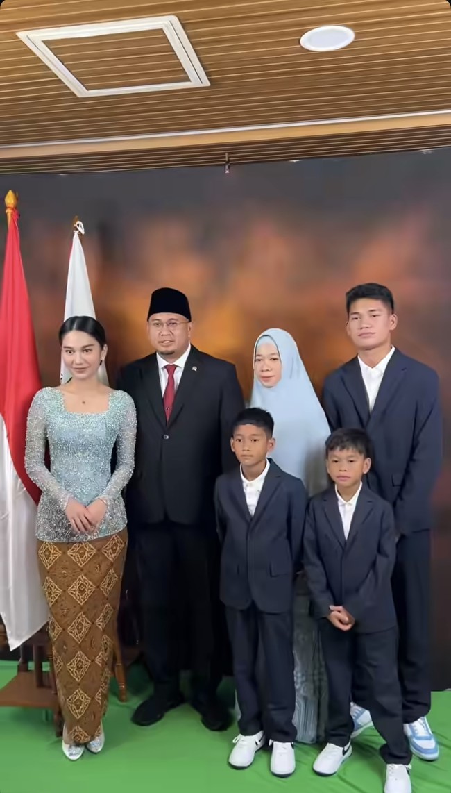 Tak hanya Azizah, ibu serta adik-adiknya pun turut hadir untuk memberi dukungan dan semangat bagi Andre. Suami Azizah sendiri, Arhan tak terlihat turut hadir dan berfoto bersama. Foto: Instagram/@azizahsalsha_