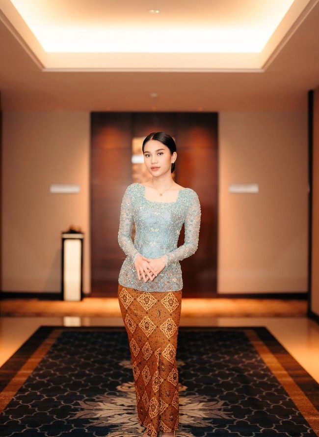 Rambutnya tampak rapih dengan sanggul klasik. “Selamat abii,” tulis Zize dalam keterangan unggahannya di Instagram. Foto: Instagram/@azizahsalsha_