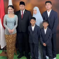 Tak hanya Azizah, ibu serta adik-adiknya pun turut hadir untuk memberi dukungan dan semangat bagi Andre. Suami Azizah sendiri, Arhan tak terlihat turut hadir dan berfoto bersama. Foto: Instagram/@azizahsalsha_